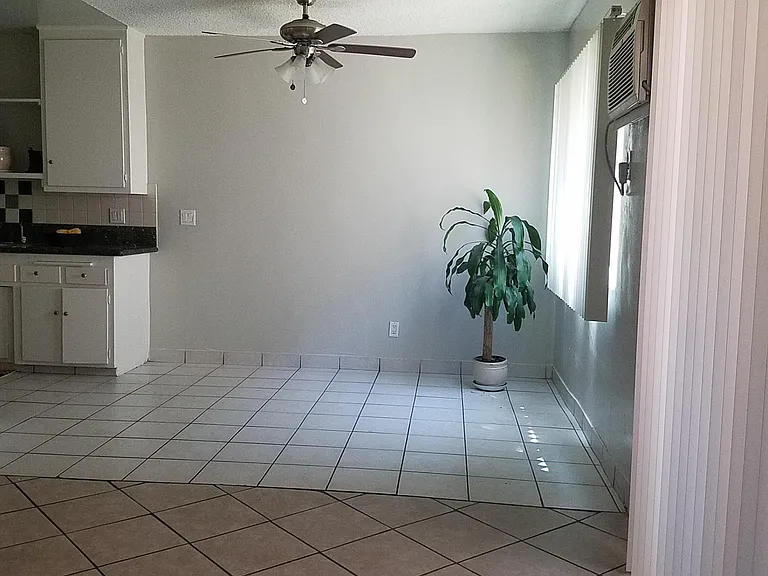 14015 Oxnard St — Photo 27