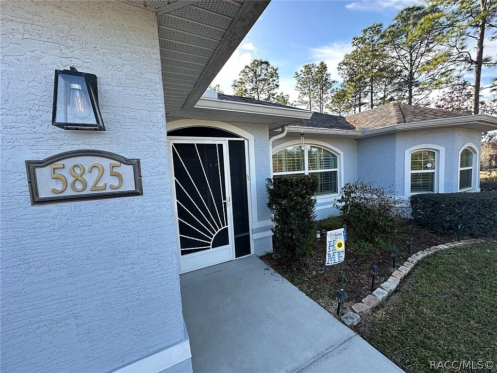 Building Photo - 5825 N Larkspur Way