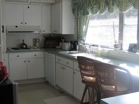 3rd image of 1414 Bentley St
