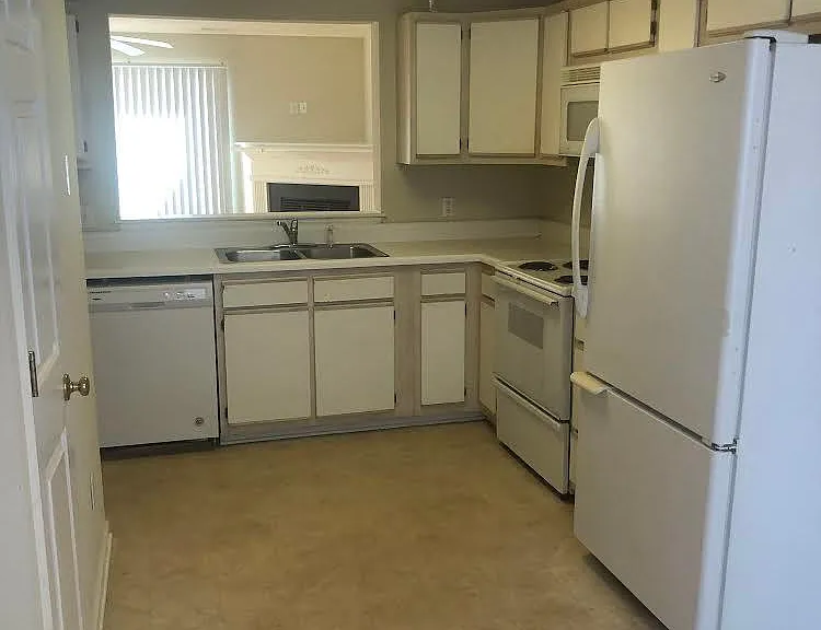 2513 Bluff View Ct #A — Photo 2