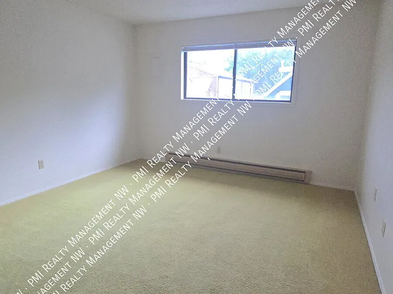 635 6th St W #12 — Photo 7