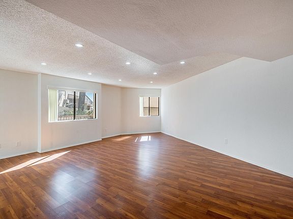 4th image of 3105 Montrose Ave #8