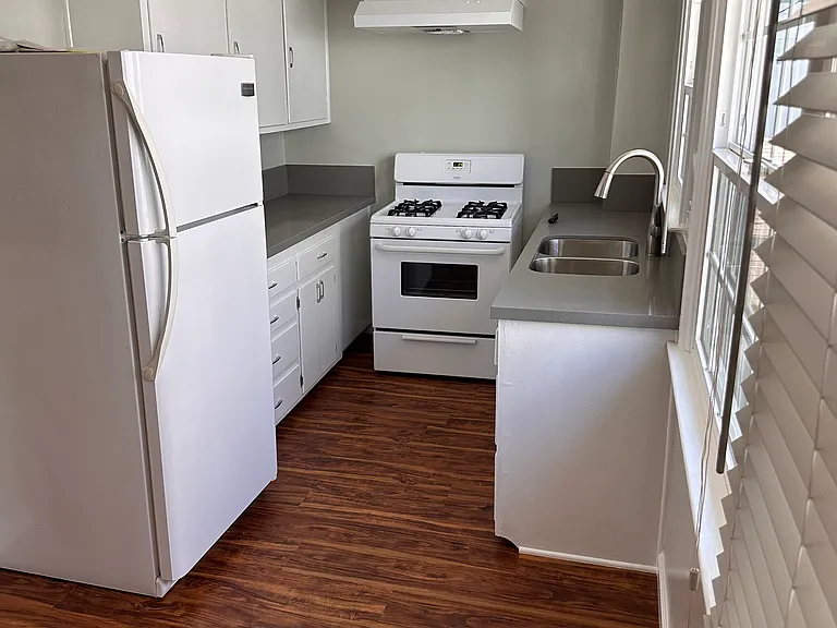14916 Moorpark St #4 — Photo 4