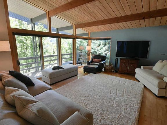 5th image of 237 Esmeralda Dr