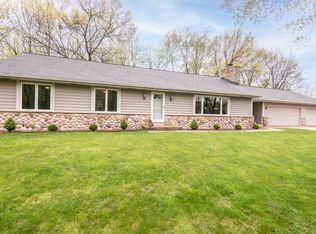 S14W32965 Forest Hills Dr, Delafield, WI 53018
