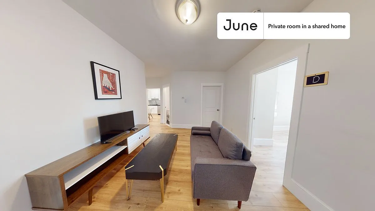 Queen bedroom in 5 bed/2 bath home in Brighton #1403 C — Photo 4