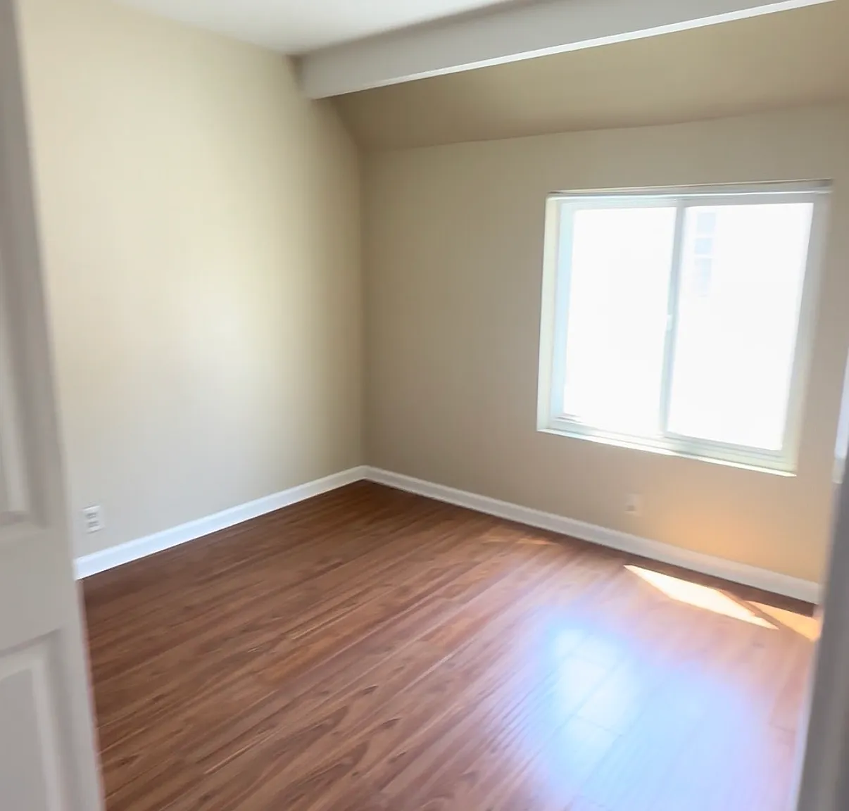 3 bed, 1.5 bath, 1121 sqft, $3,750 — Photo 4