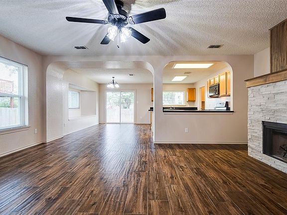 3rd image of 2007 Yellowstone Ln