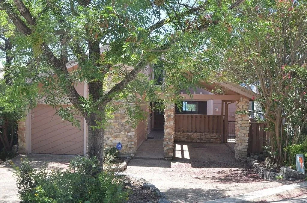 4 bed, 2.5 bath, 2284 sqft, $3,800 — Photo 2
