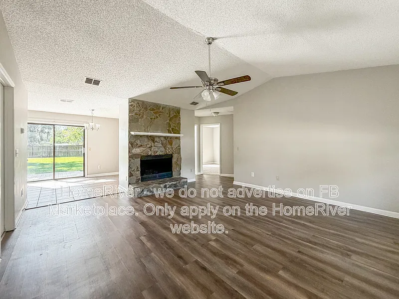 3 bed, 2.0 bath, 1392 sqft, $1,855 — Photo 3