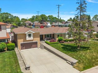 22461 Benjamin St, Saint Clair Shores, MI 48081