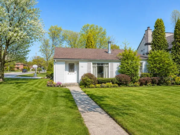 951 Hemlock St, Deerfield, IL 60015