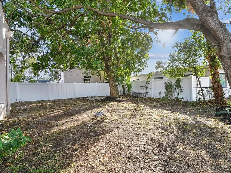 2102 W La Salle St — Photo 63