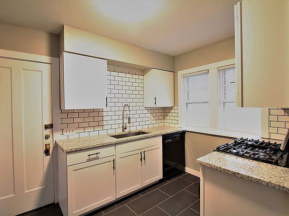 3rd image of 1623 Victoria Ave