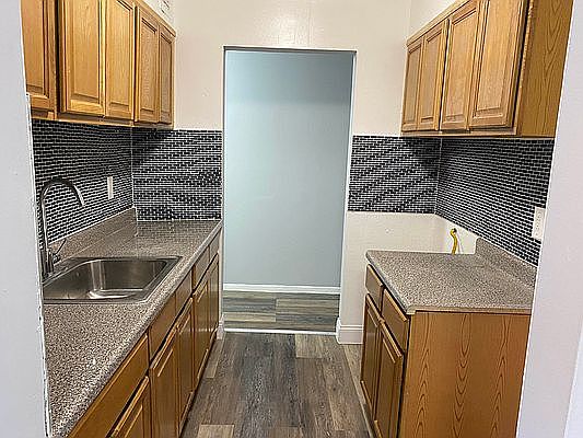 3rd image of 946 Bronx Park S #E4
