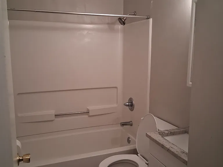 2000 Queens Ct — Photo 10