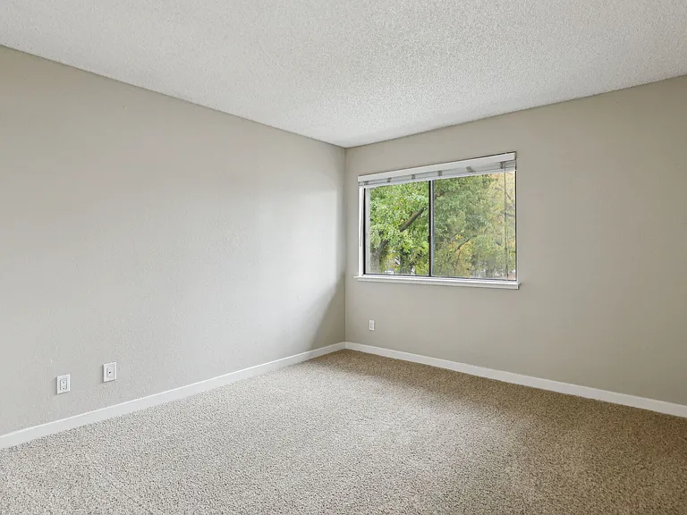 Ellington Apartments — Photo 35