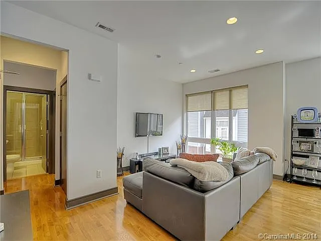 Immaculate condo in the heart of Southend with an extra deep garage! — Photo 3