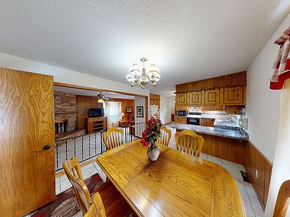 4th image of 105 S Camargo St