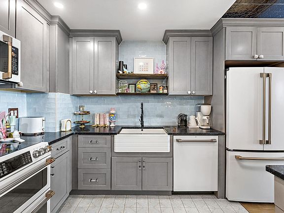 5th image of 110 Shearwater Ct E APT 33