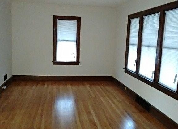 Living room, hardwood, 9' ceiling