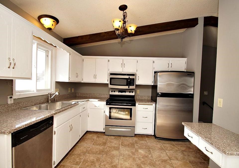 Nice and bright kitchen with granite counter top, stainless steel appliances and lots of storage.