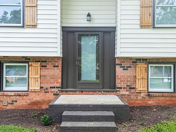 4th image of 1704 Danbury Dr