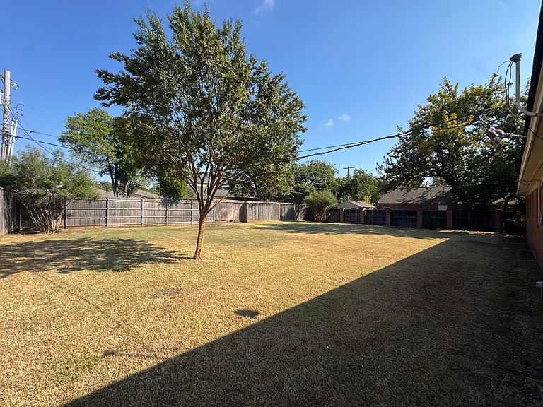 1803 Dorchester Dr — Photo 23
