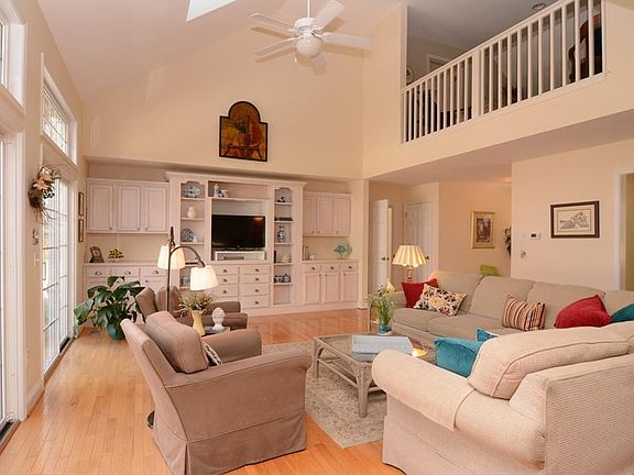 5th image of 127 S Newport Way
