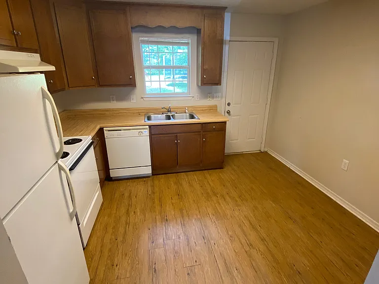 23175 Lincoln St — Photo 6