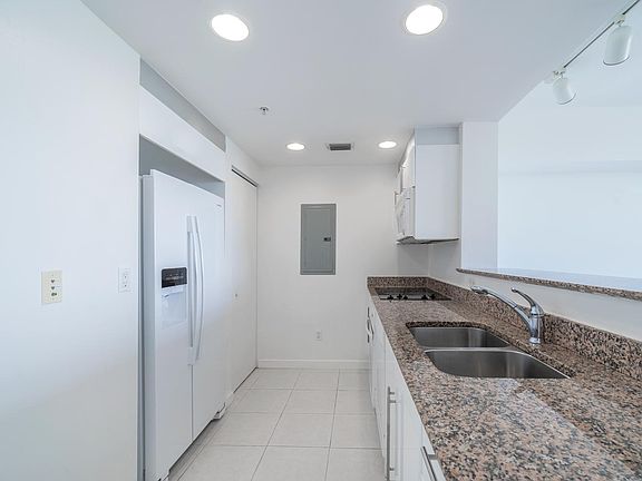 4th image of 325 Biscayne Boulevard Way Unit 1720