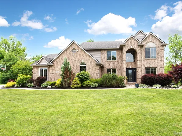 58721 Carriage Ln, South Lyon, MI 48178