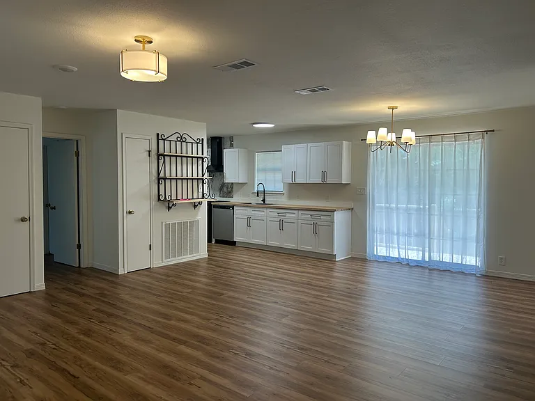 913 Hide A Way Ln — Photo 8