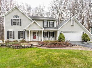 484 Maplewoods Ln, Webster, NY 14580