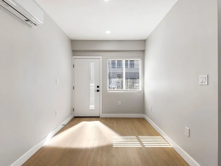 1107 E 3rd St #9 — Photo 8