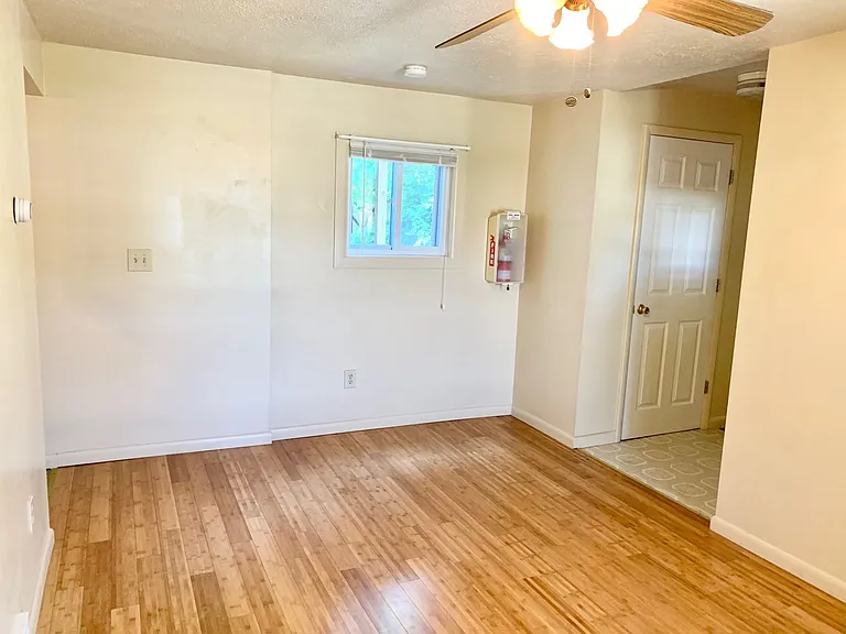215 W Lorain St — Photo 13