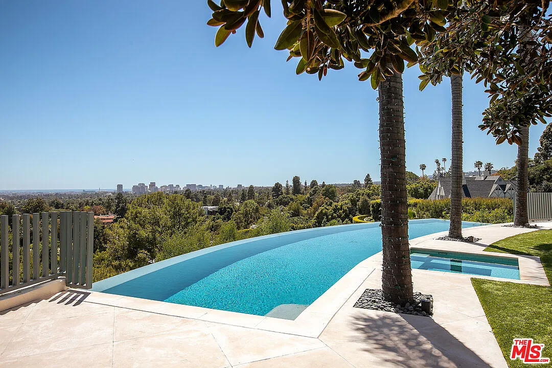 4 bed, 8.0 bath, 7500 sqft, $85,000 — Photo 2