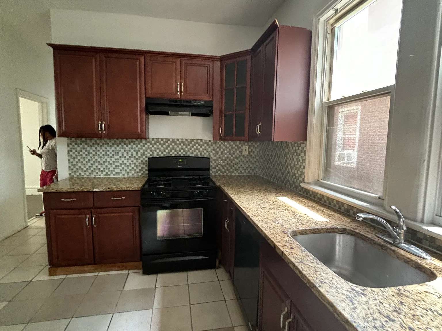 4 bed, 1200 sqft, $2,200 — Photo 3