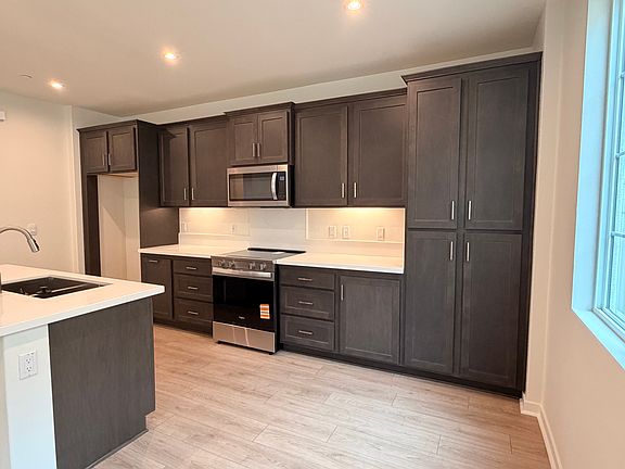 Fridge is included, though not displayed here.