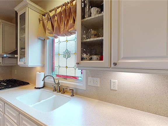 3rd image of 246 Lord Byron Ln Unit 32A