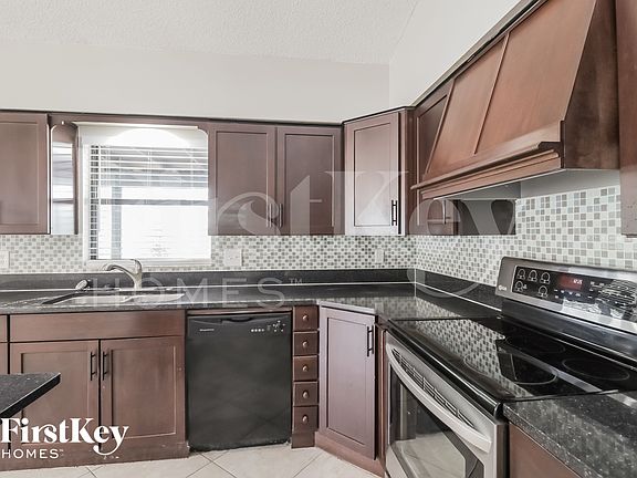5th image of 527 Dove Ct