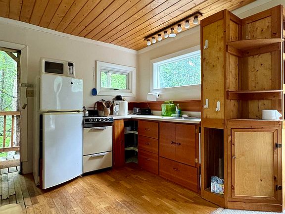 3rd image of 1283 Upland Dr