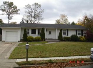 81 Atlantic Pl, Hauppauge, NY 11788