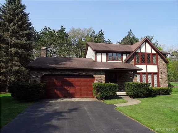 2nd image of 40 Oaknoll Ct
