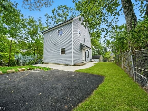4th image of 32 Alpine Dr