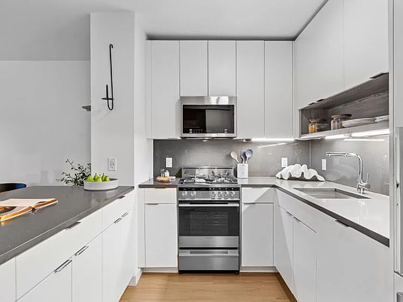 3rd image of 70 W 37th St #2117