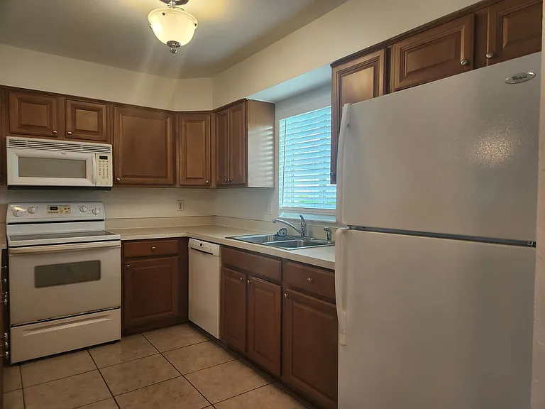 1623 SW Santa Barbara Pl — Photo 6