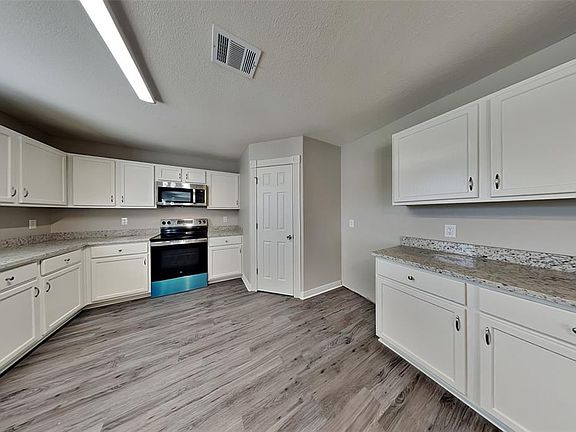 2nd image of 2524 Red Oak Dr #2524