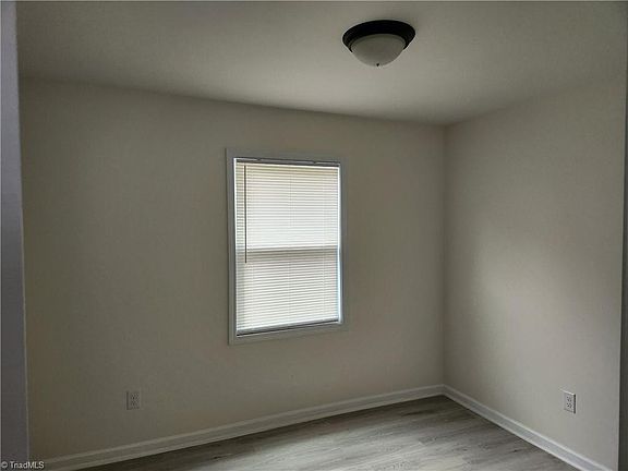 4th image of 492 N Washington Ave
