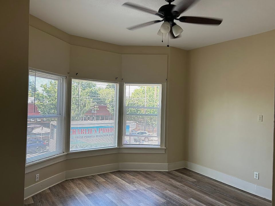 Light & bright! Beautiful bay windows and tall ceilings make this room feel spacious.